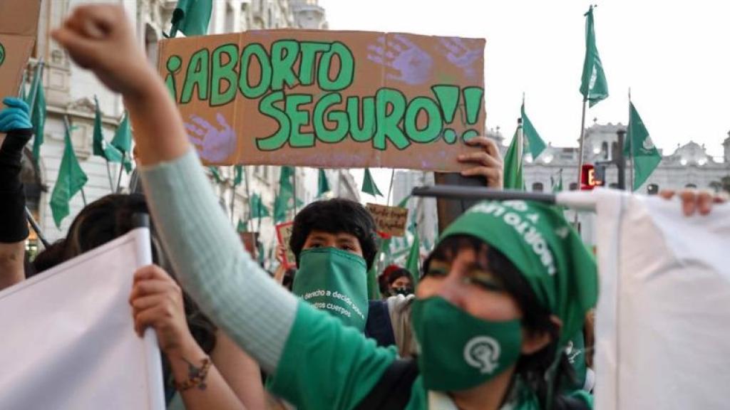 Organizaciones civiles y feministas se manifiestan para pedir el acceso al aborto en Lima. Imagen de archivo.