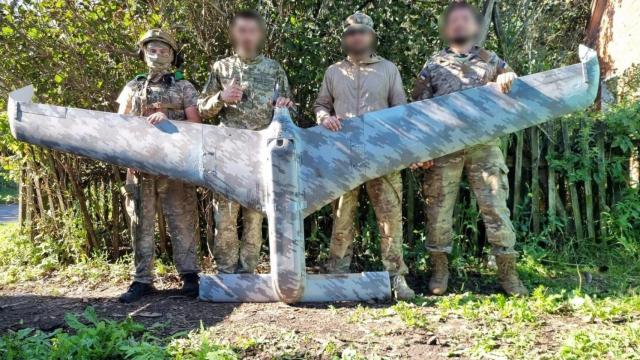 Soldados ucranianos posando con el dron ruso