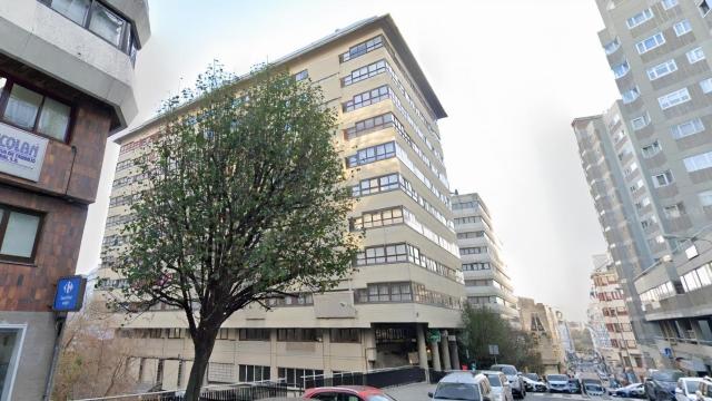 Vecinos de la Avenida Sinfónica de A Coruña, preocupados por la caída de cascotes de un edificio