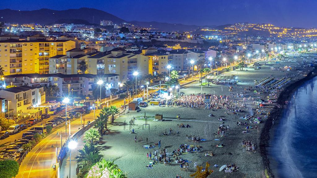 Imagen nocturna de Rincón de la Victoria.