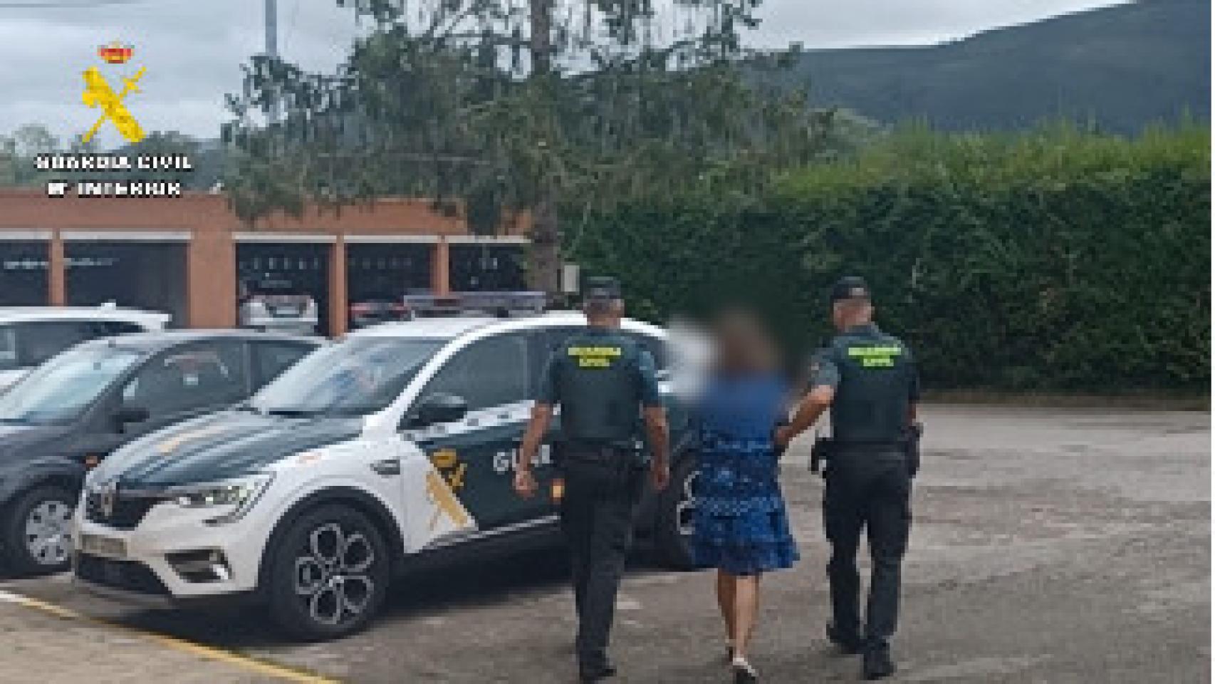 Agentes de la Guardia Civil en el momento de la detención de la mujer.