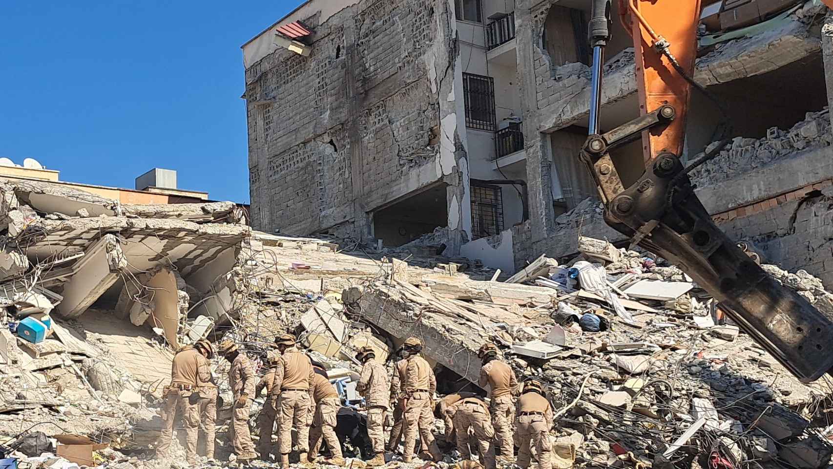 El batallón reforzado de desembarco durante las tareas de rescate por el terremoto en Turquía.