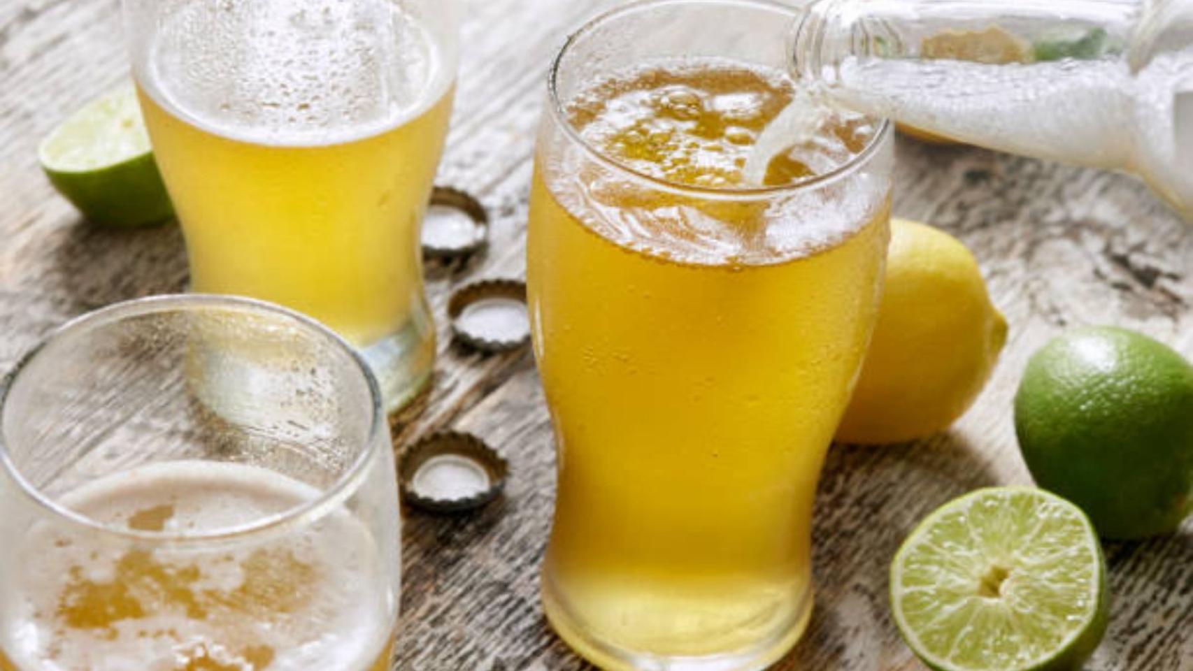 Imagen de archivo de una cerveza con limón.