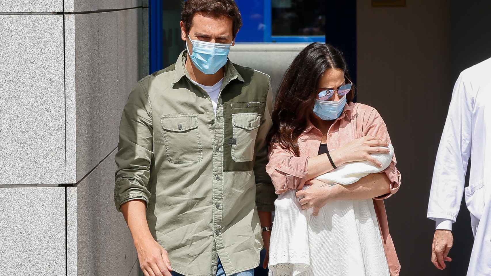 Malú y Albert Rivera, a la salida del hospital tras el nacimiento de su hija en común, Lucía, en 2020.