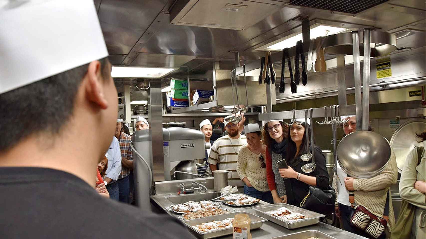 Los alumnos de Másterñam en una visita a una cocina de un restaurante.