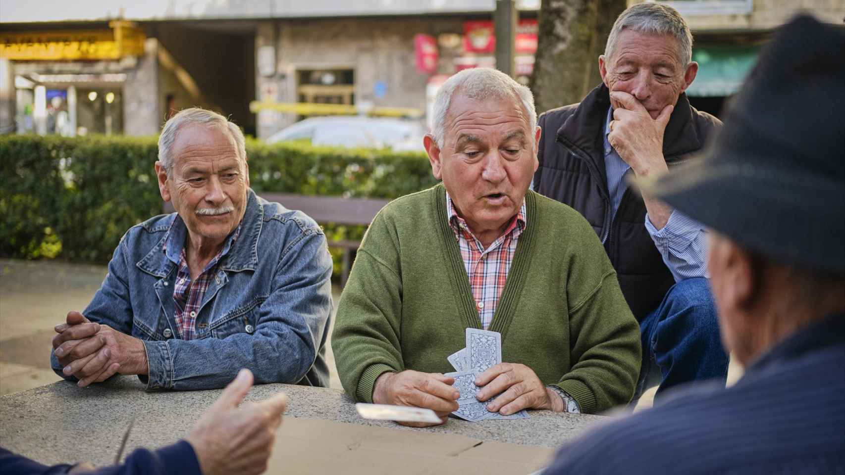 Un grupo de hombres juega a las cartas.