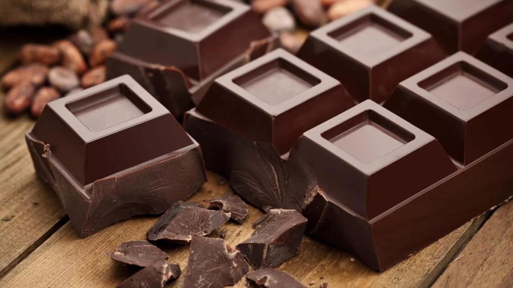 Imagen de archivo de una tableta de chocolate.