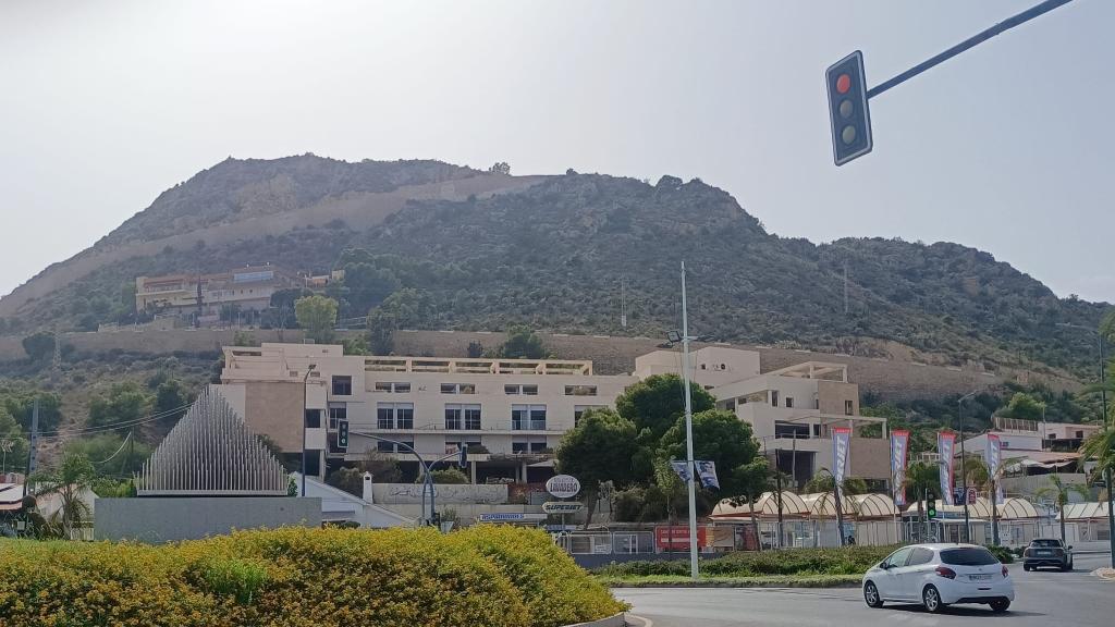 Hotel paralizado en la falda de la Serra Grossa, en la Isleta de la Albufereta de Alicante.