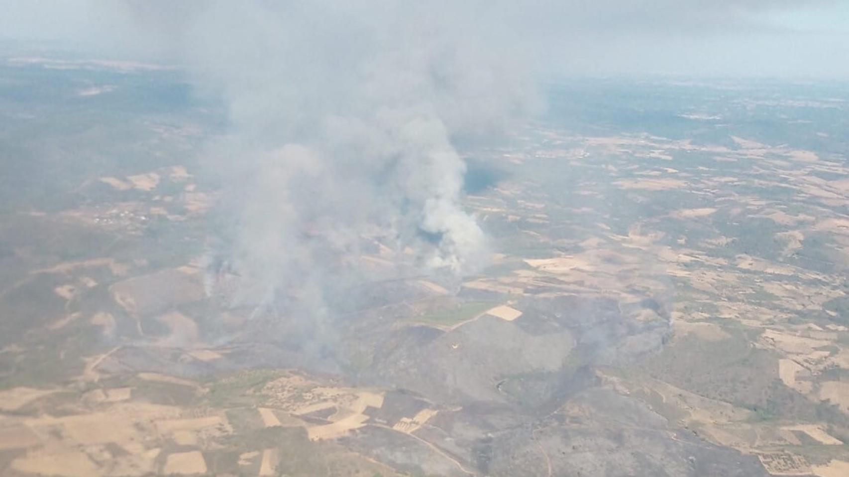 Imagen de Argozelo, cerca de la frontera con Zamora, otro de los incendios activos