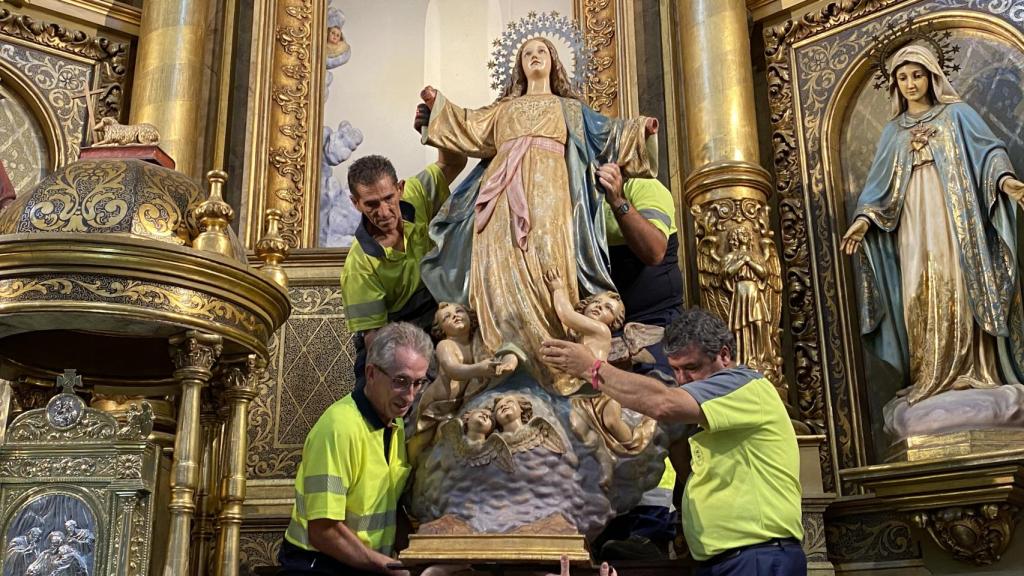 Bajada de la Virgen desde el retablo de la iglesia