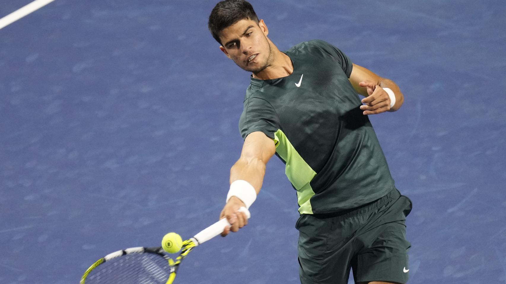 Carlos Alcaraz realiza un golpe de derecha en su estreno en el Masters 1000 de Toronto.