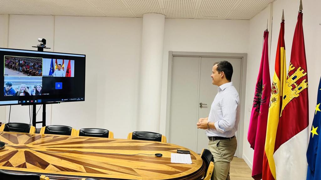 Carlos Velázquez conversa por videollamada con los jóvenes  afectados por el tifón