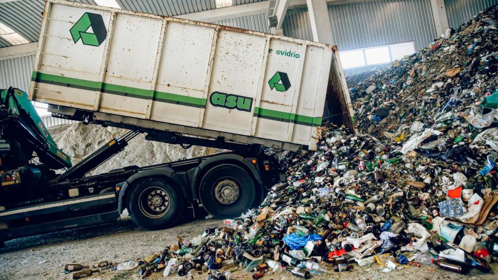 Un camión descarga el vidrio en la fábrica de vidrio Calcín Ibérico S.L.