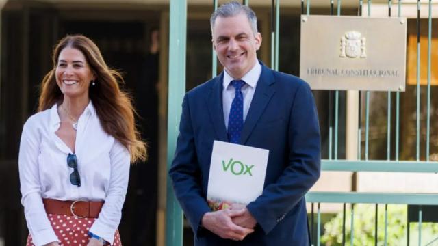 Carla Toscano y Ortega Smith a las puertas del Tribunal Constitucional.