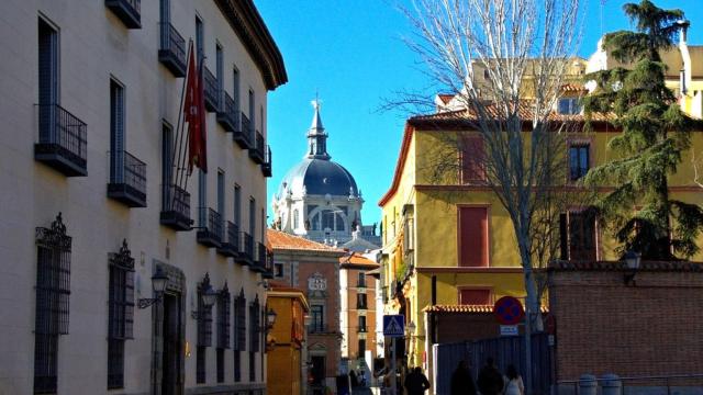 Conoce la calle más antigua y curiosa de Madrid: tiene un increíble patrimonio histórico-artístico.
