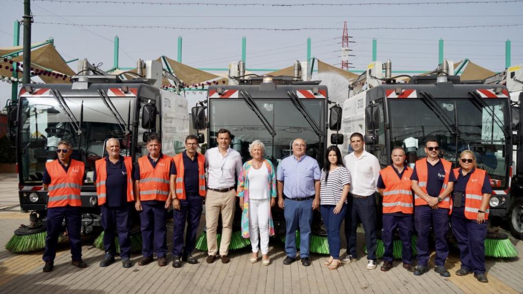 Teresa Porras y trabajadores de Limasam junto a algunos de los vehículos que van a funcionar en la Feria de Málaga.