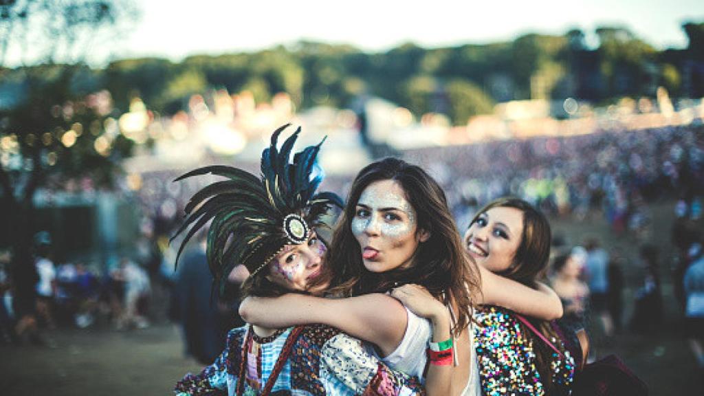 Tres chicas en un festival de música.