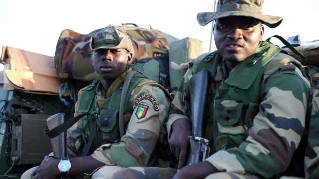 Miembros de la fuerza regional de la Cedeao  de Senegal en el puesto de control de Denton en Banjul, Gambia, el 22 de enero de 2017. Foto de archivo.