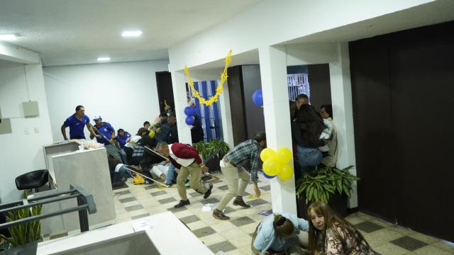 Asistentes al mitin de Villavicencio, en los instantes posteriores al tiroteo.