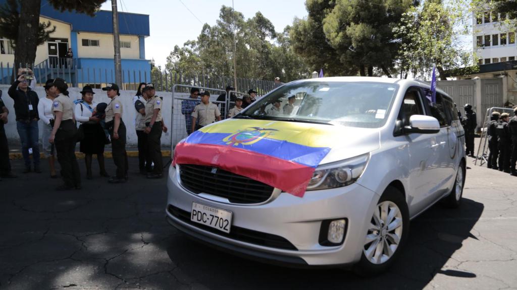 El coche fúnebre de Fernando Villavicencio de camino a la morgue, este jueves.