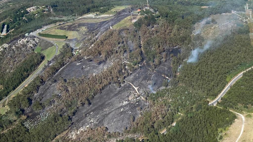 Incendio forestal en Suevos, Arteixo, visto desde el aire