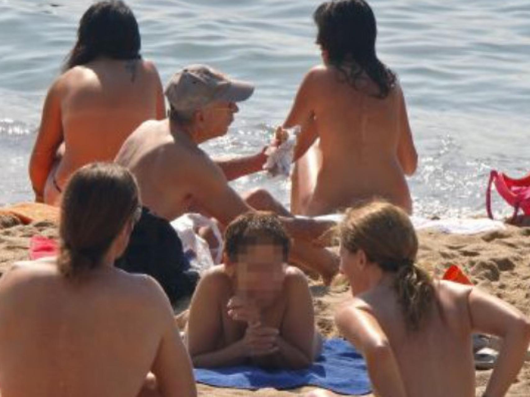 Bañadores en las playas nudistas: la nueva moda que indigna al movimiento  naturista