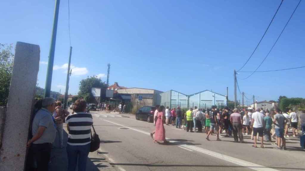 Vecinos de Valladares concentrados en la nave okupada.