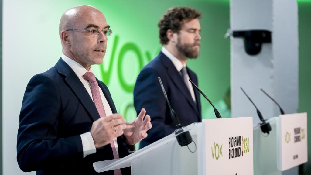 Jorge Buxadé e Iván Espinosa de los Monteros presentan el programa económico de Vox en la sede del partido, el pasado 7 julio.