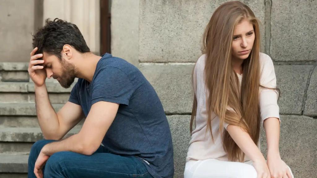 Una pareja rompiendo su relación.