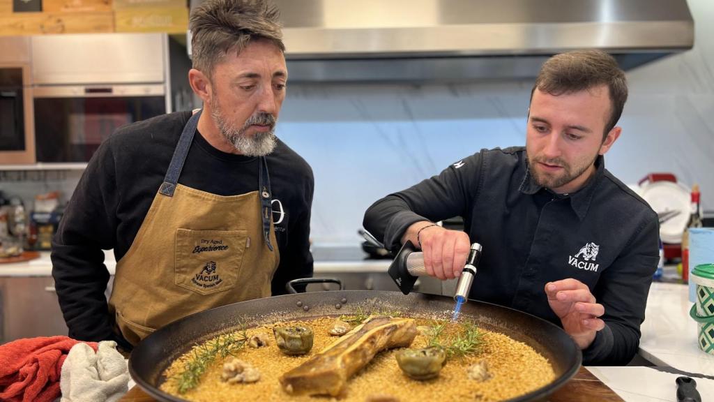 Edu Torres cocinando un arroz antes de enseñarme el molino