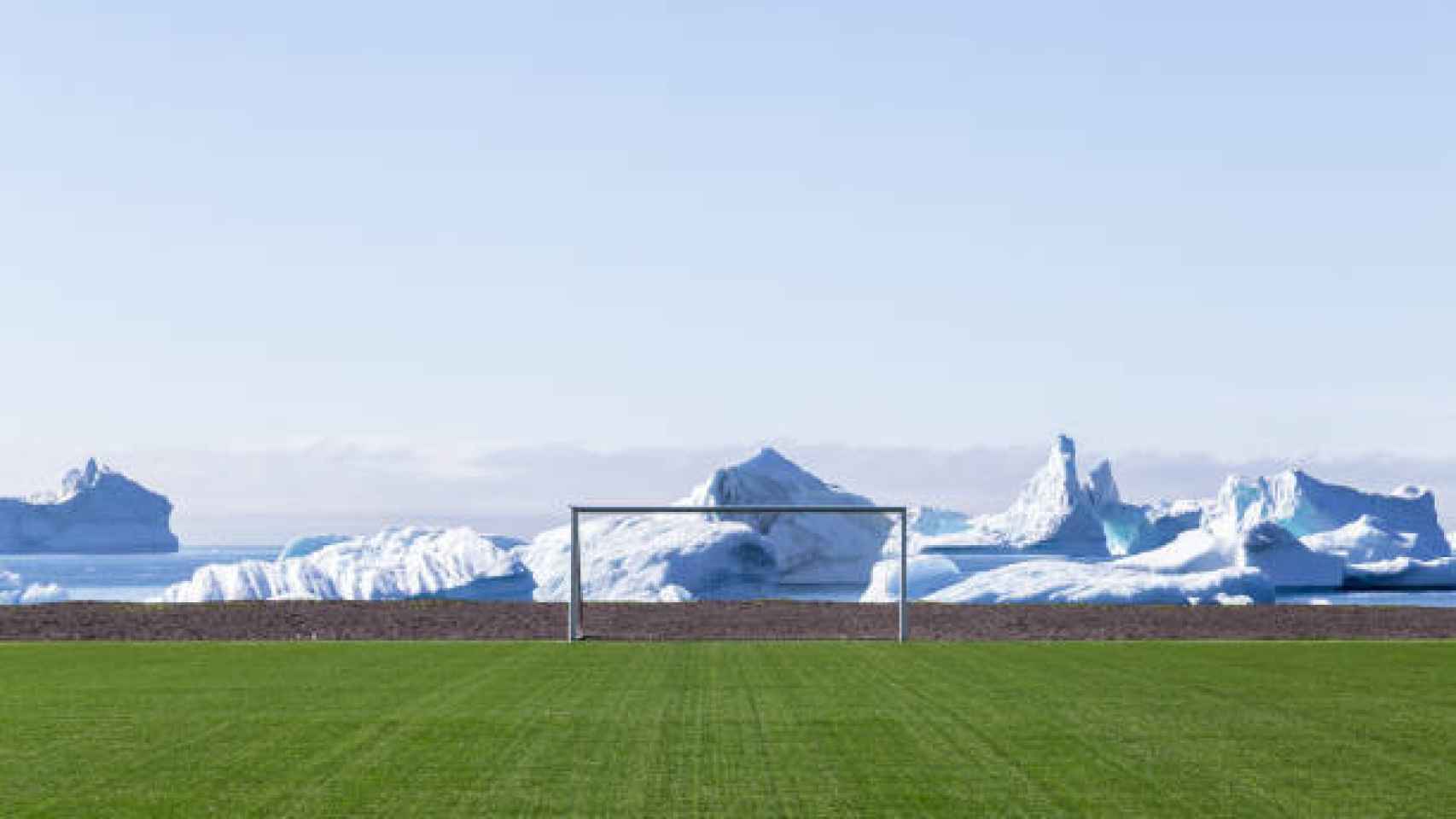 Campo de fútbol en Groenlandia entre glaciares