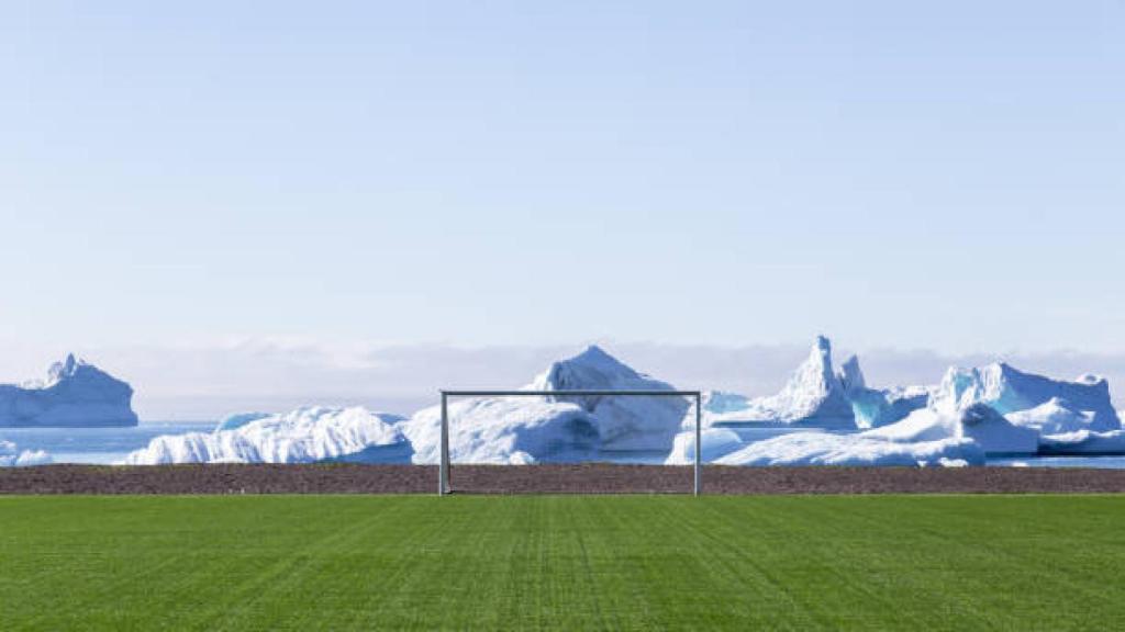 Campo de fútbol en Groenlandia entre glaciares