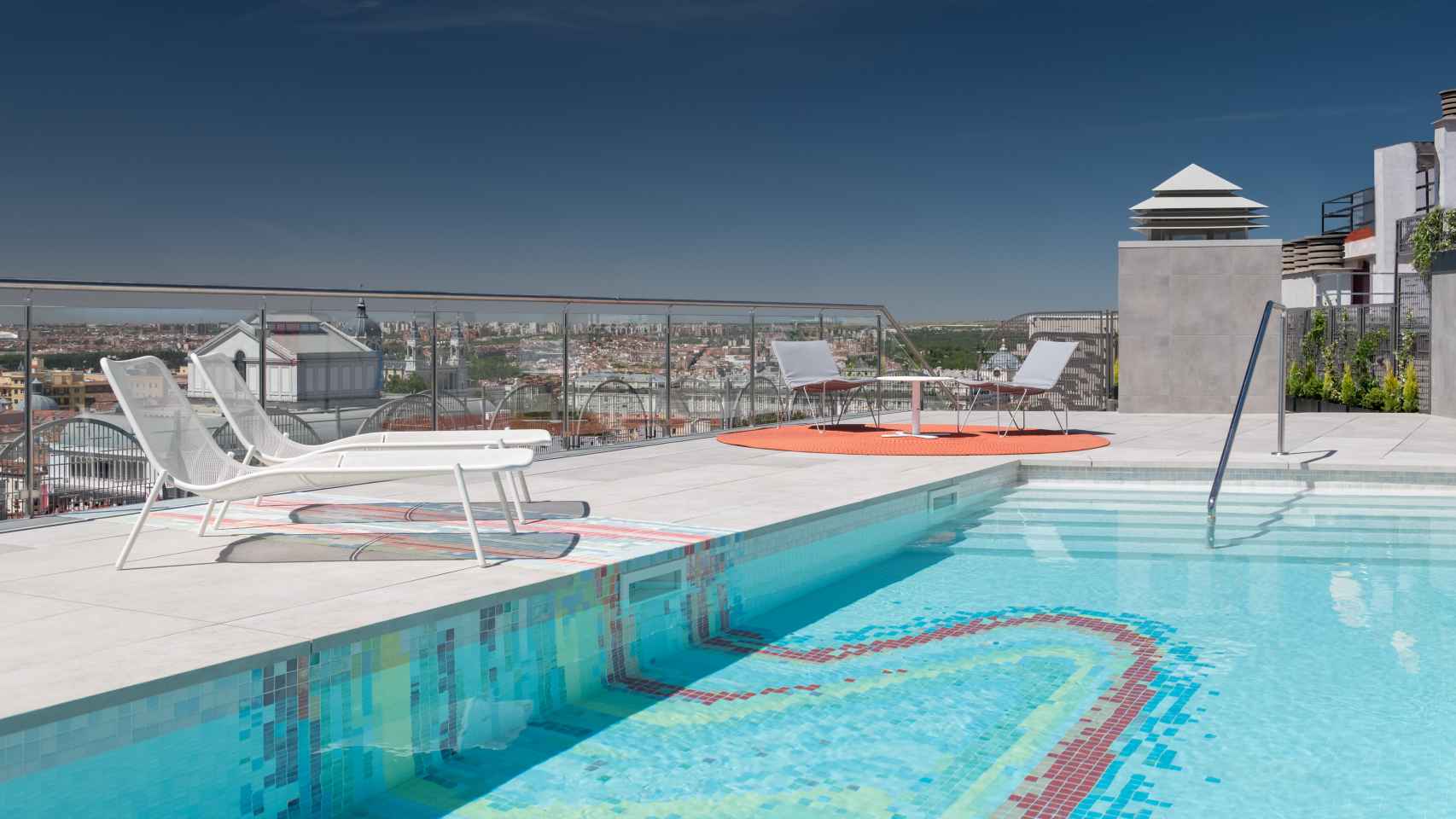 La piscina del hotel ubicada en la décima planta.