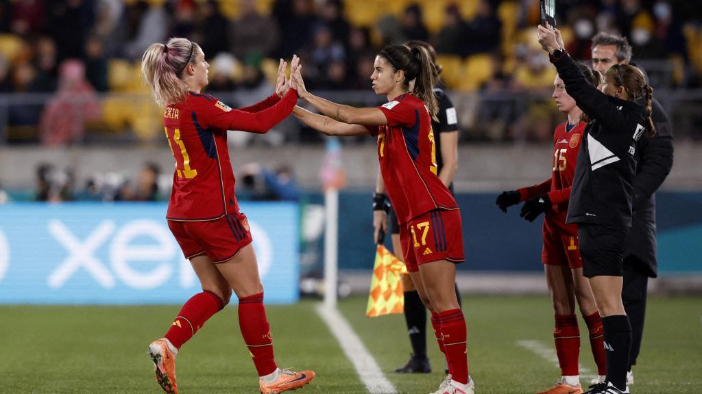 Alba Redondo entra al terreno de juego sustituyendo a Alexia Putellas.