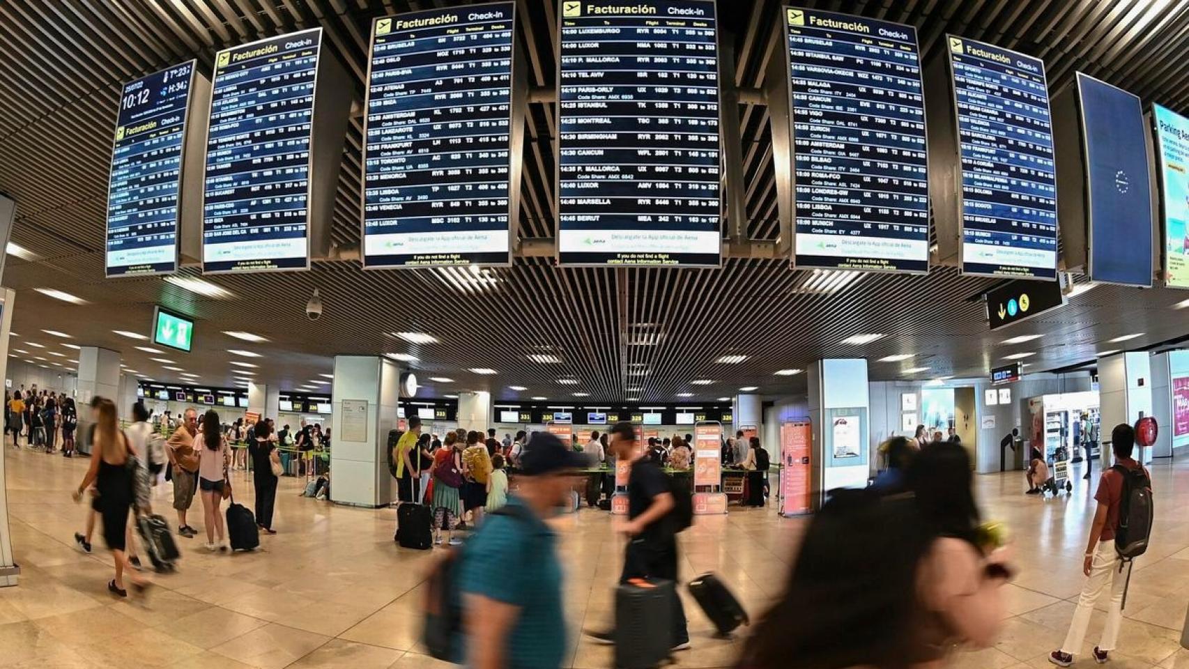 Varias personas en el Aeropuerto Adolfo Suárez Madrid-Barajas.