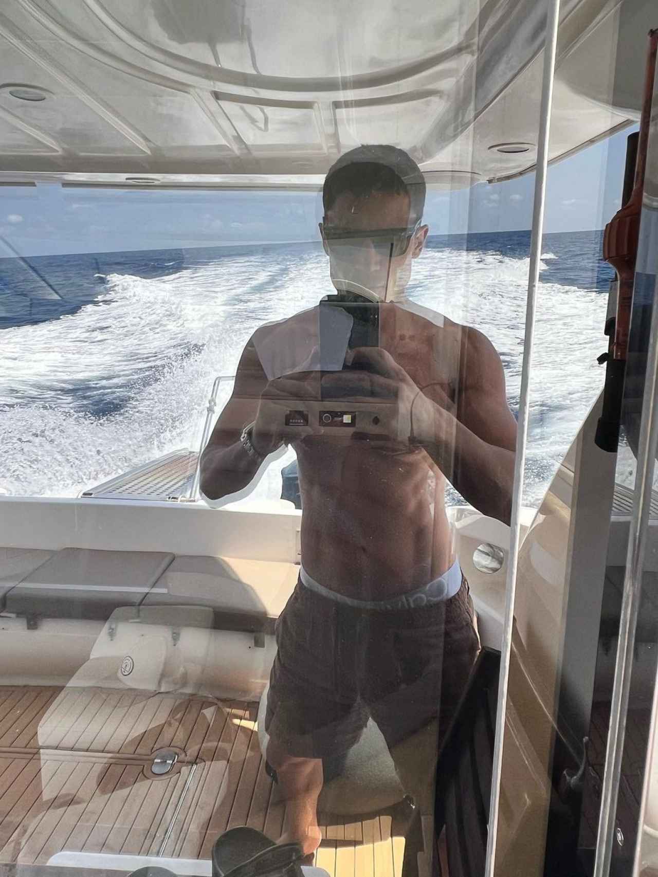 Álex González haciéndose una foto en el barco.