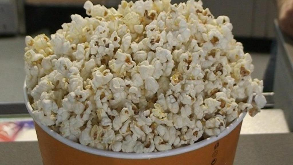 Un cubo de palomitas de una sala de cine española.