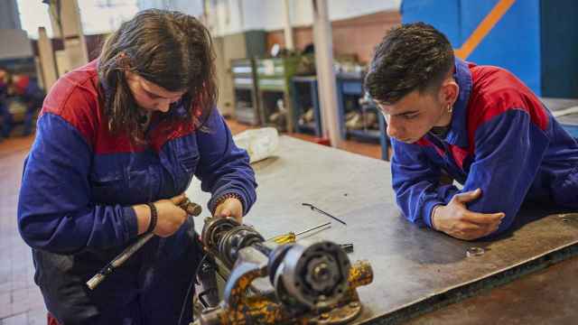Varias personas aprenden mecánica en el IES Universidad Laboral, en Orense.