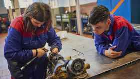 Varias personas aprenden mecánica en el IES Universidad Laboral, en Orense.