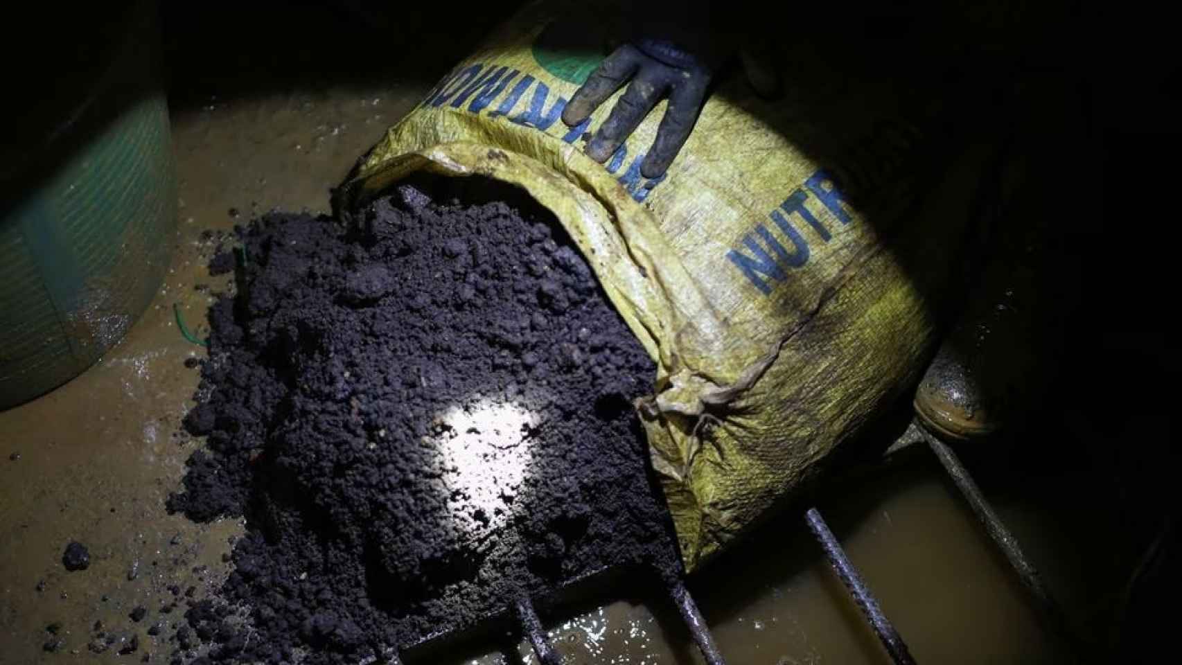 Material extraído de una mina de oro ilegal, en 2021 en Buriticá.