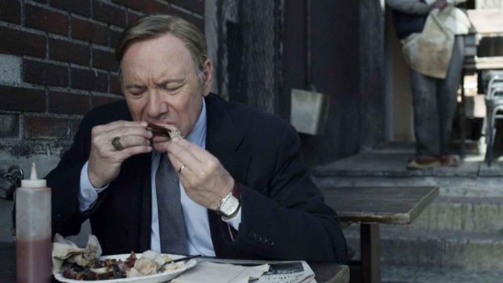 Frank Underwood comiendo costillas en un momento de la serie 'House Of Cards'.