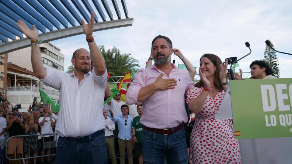 Santiago Abascal en su último mitin en Alicante, flanqueado por David García y Ana Vega.