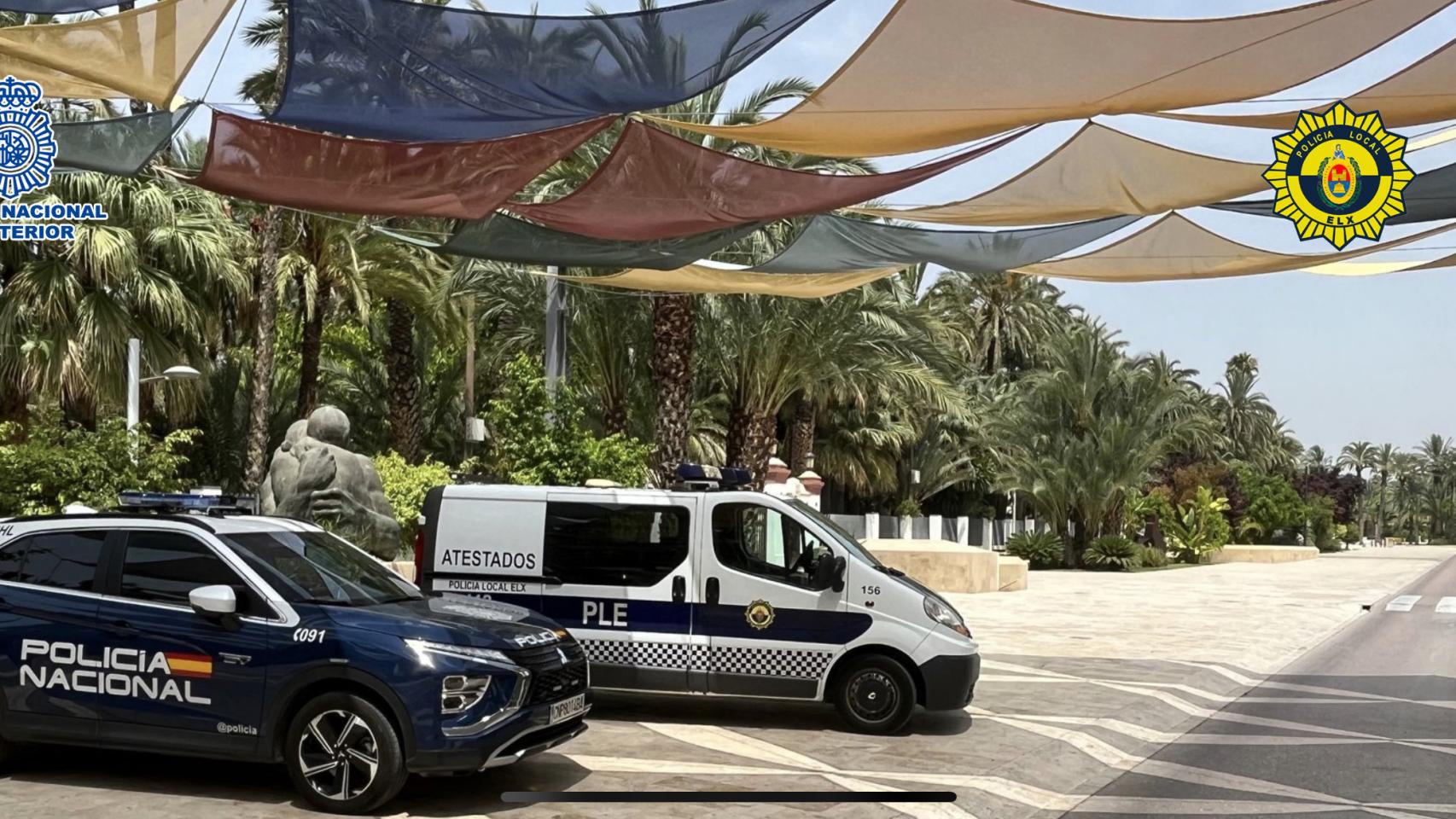 Vehículos de la Policía Nacional en Elche, en una imagen de archivo.