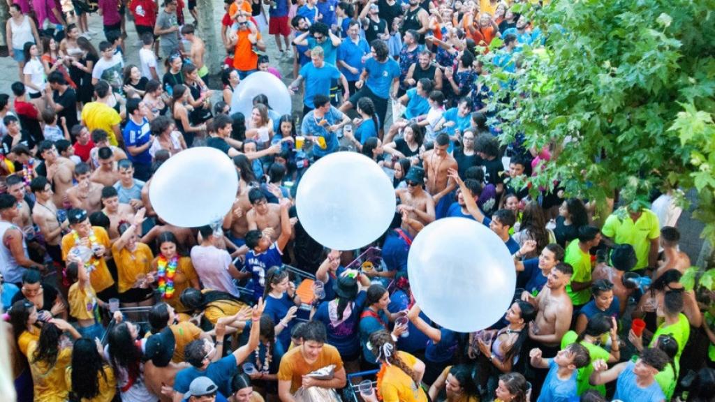 Imagen del desfile de peñas de unas fiestas patronales en Venta de Baños