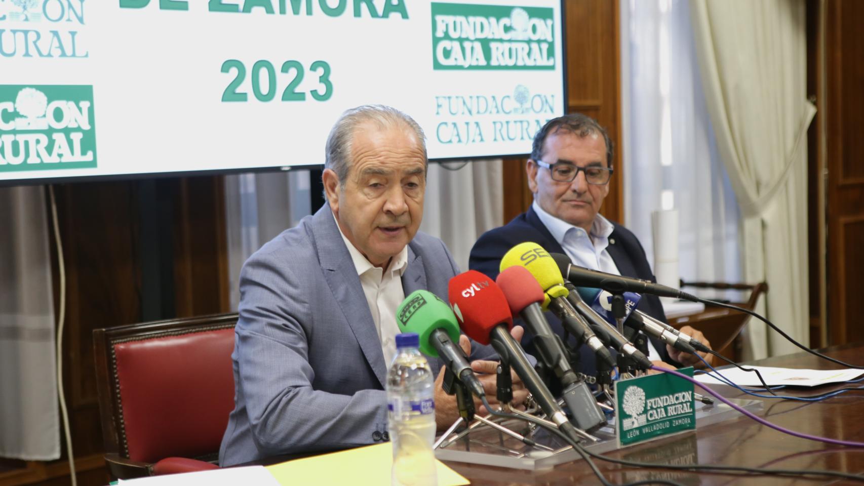 Presentación de los XXVI Premios de la Fundación Caja Rural de Zamora. Intervienen el director general de Caja Rural de Zamora, Cipriano García, y el director de Comunicación y responsable de la Fundación, Narciso Prieto.