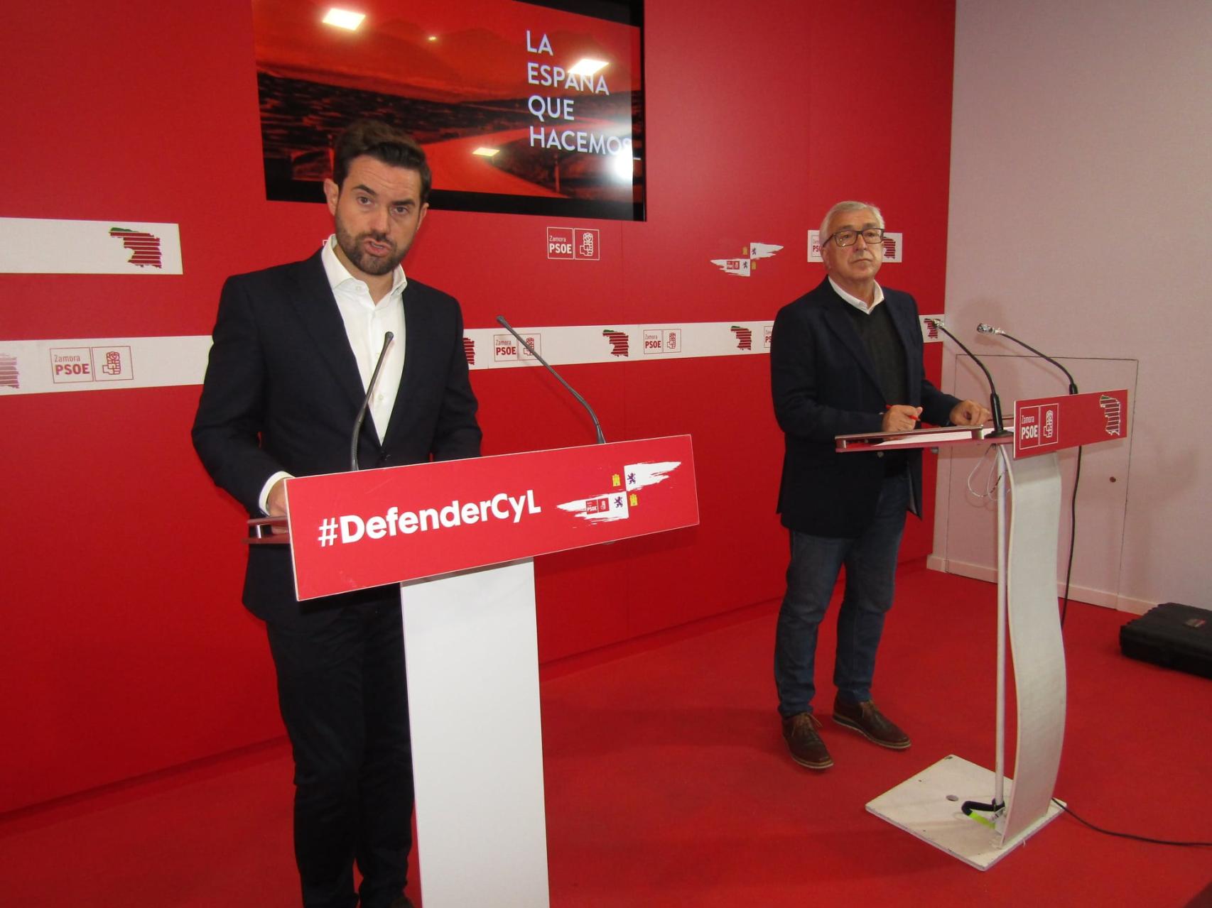 El diputado del PSOE en el Congreso, Antidio Fagúndez, y el senador José Fernández en una rueda de prensa