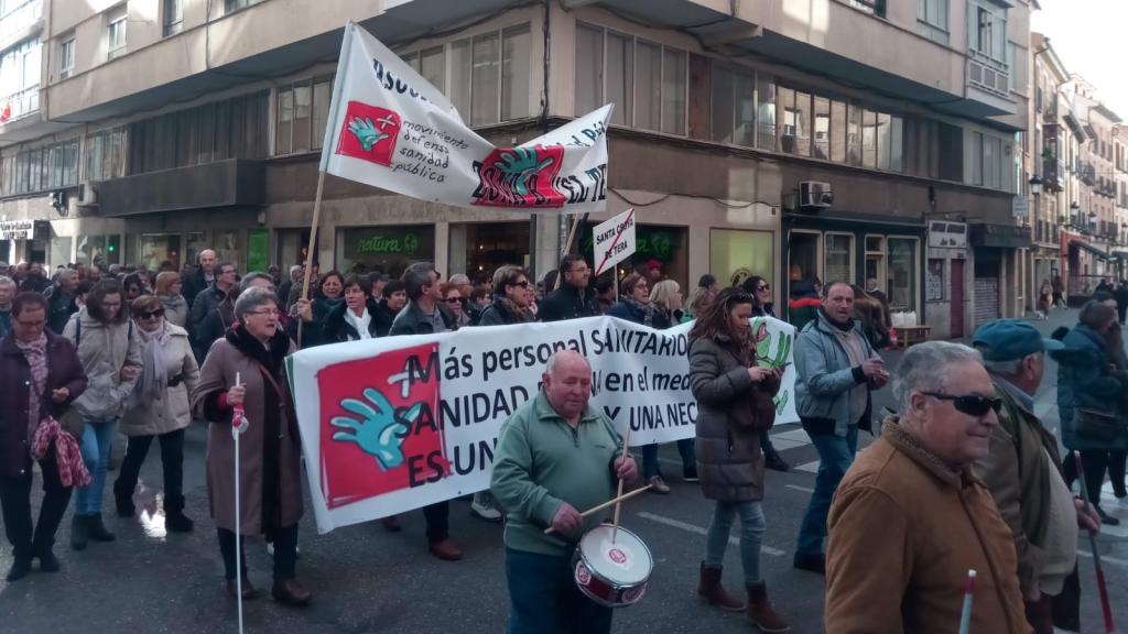 Miguel de la Fuente con el tamboril en una manifestación en defensa de la sanidad pública