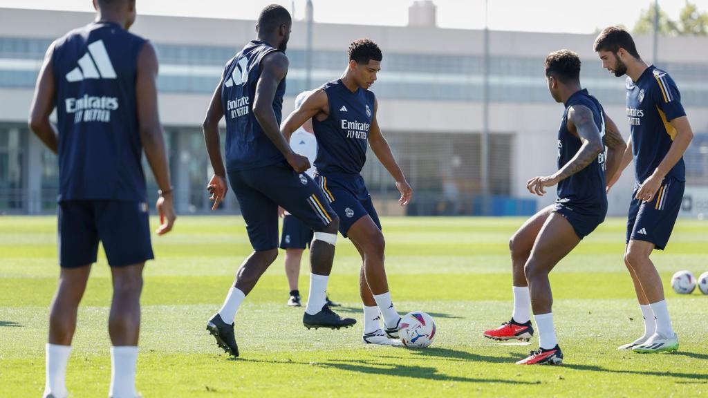 Bellingham, junto a sus compañeros del Real Madrid realizando un rondo.