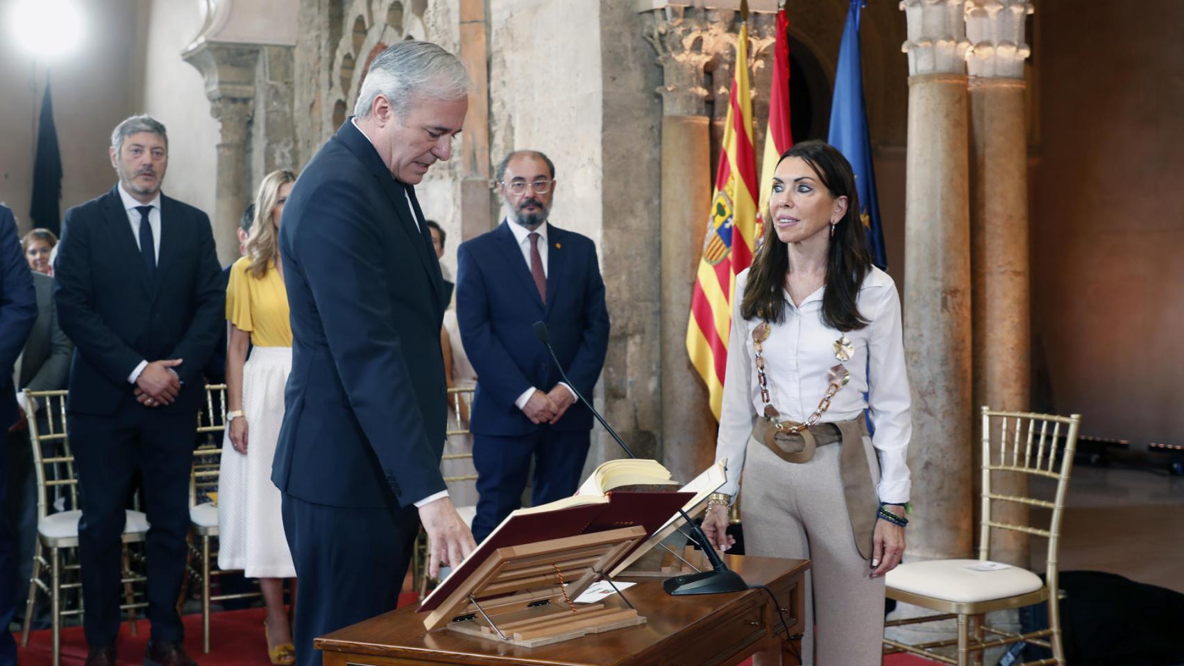 Jorge Azcón jura la Constitución como nuevo presidente de Aragón, ante la presidenta de las Cortes, Marta Fernández.