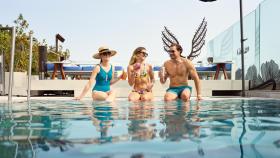 Gente en la piscina de Ginkgo.